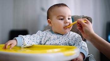 Criança a comer